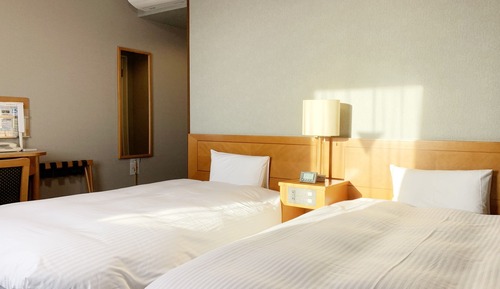 Twin Room, Smoking