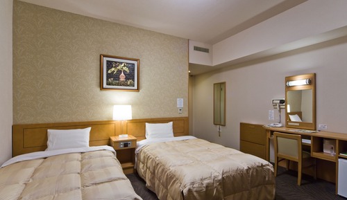 Twin Room, Smoking
