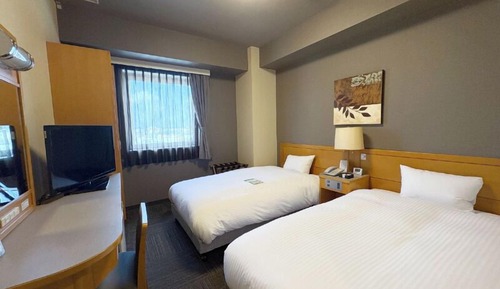 Twin Room, Smoking