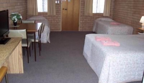 Room 8 - Q + 3 Singles
