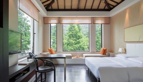 1 King Bed Garden View