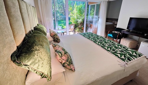 Luxury Room, 1 King Bed, Garden View (Ellenbrook)
