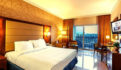 Standard Room, 1 King Bed, Smoking, Pool View