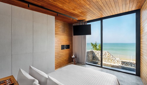 Beachfront suite pool villa