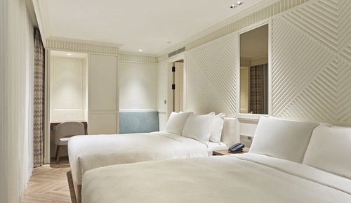 Corner City View Suite Twin