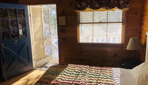 Cabin 1 - 1 Queen Bed with Full Kitchen
