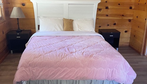 Cabin 2 - 1 Queen Bed with Full Kichen
