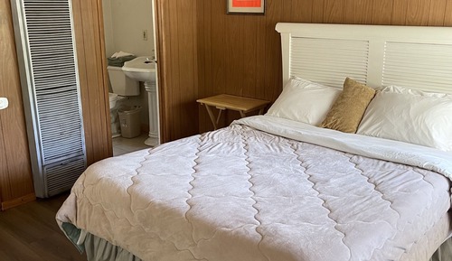 Cabin 3 - 1 Queen Bed