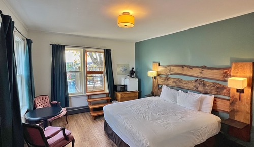 Superior Room, 1 King Bed (Muskoka River View, Has Balcony)