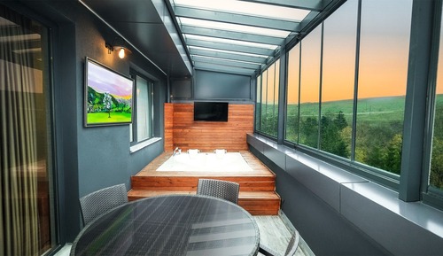 Honeymoon Suite