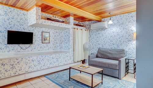 Mott Room at Guest House, 1 Queen Bed