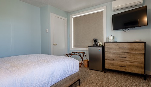 Dodge Room, Queen Bed at Guest House