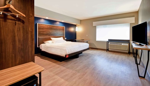 Room, 1 King Bed, Accessible (Hearing, Roll-in Shower)