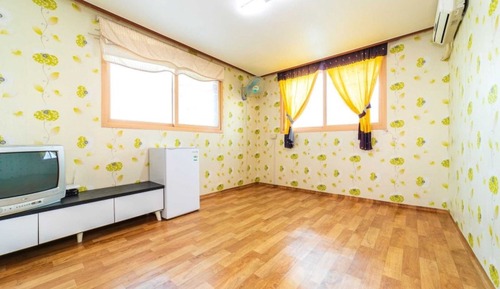 Room (Building B #305 Ondol)