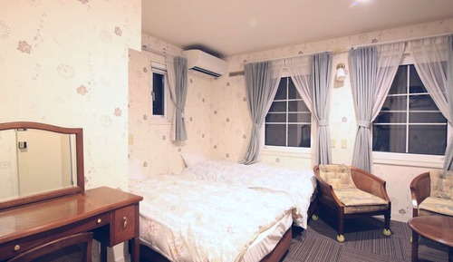 Twin Room, Private Bathroom, Corner (2nd Floor)