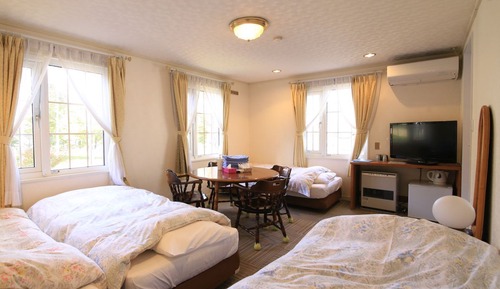 Quadruple Room, Shared Bathroom (Shared bathroom opens 16:00-23:00)