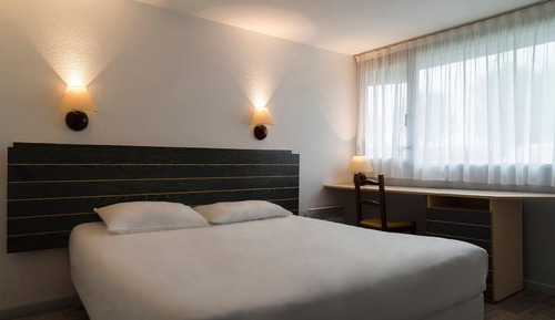 2 communicating rooms