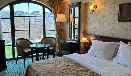 Deluxe Room, 1 Queen Bed, Non Smoking, Partial Sea View