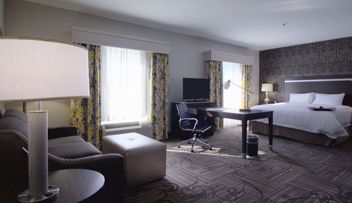 Studio, 1 King Bed, Refrigerator & Microwave (Wet Bar)