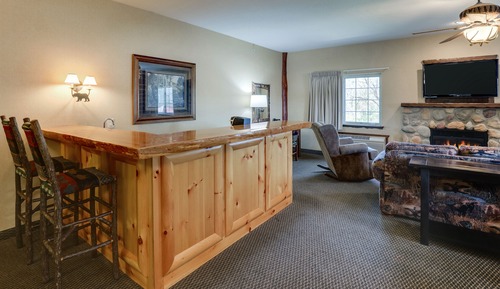 Theme Suite with Whirlpool Cottage