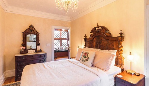 Deluxe Room, 1 Queen Bed, Private Bathroom