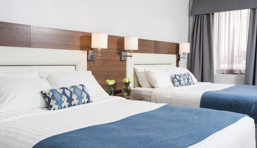 2 Queen beds, hardwood floor