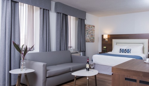 1 Queen bed, hardwood floor