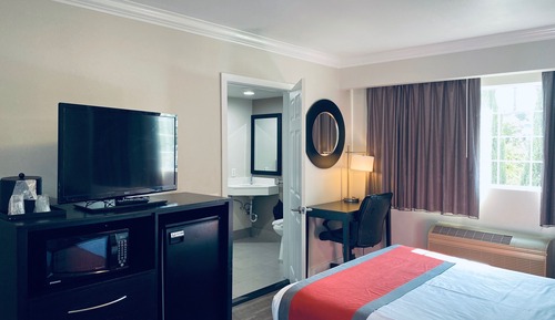 1 Queen Bed Accessible