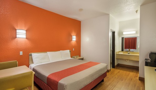 Room, 1 King Bed, Roll-in Shower, Non Smoking