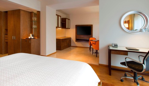 Junior Suite, 1 King Bed, Non Smoking, Corner