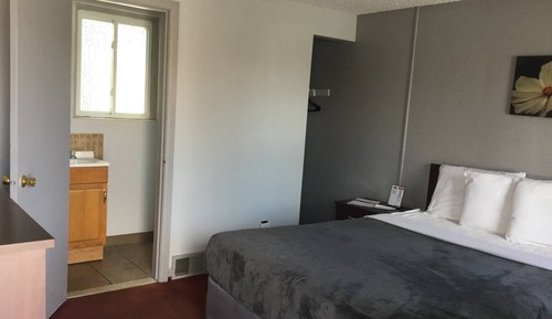 Standard Room, 1 Queen Bed, Refrigerator & Microwave
