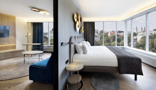 Suite, 1 King Bed, City View, Corner