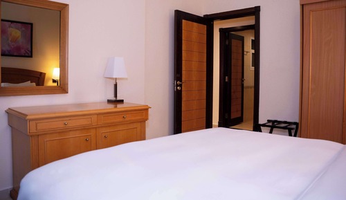 Suite, 3 Bedrooms, Kitchen (2 Double, 2 Single)