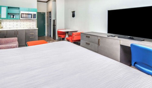 Suite, 1 King Bed, Non Smoking, Kitchenette (Dining Table;with Sofabed)