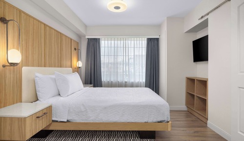 Suite, 1 Queen Bed, Accessible, Bathtub