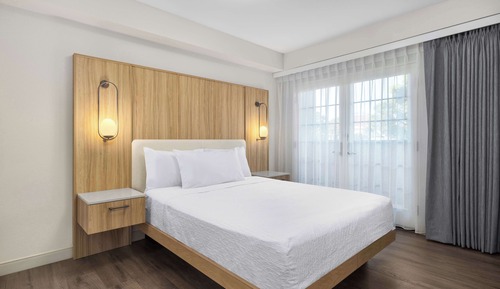 Suite, One King, One Queen, Accessible, Bathtub