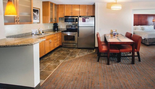 Suite, 2 Bedrooms (Mobility/Hearing Access, Roll-In Shwr)