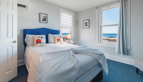 Deluxe Room, 1 Queen Bed, Private Bathroom, Partial Ocean View