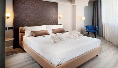 Suite, Hill View