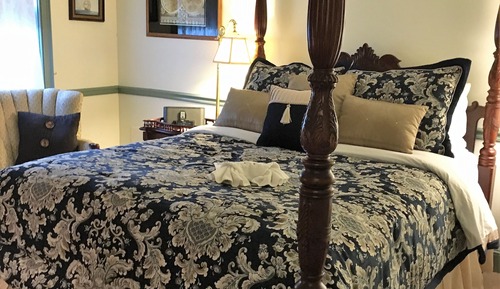 Room #6, Queen with Bathtub