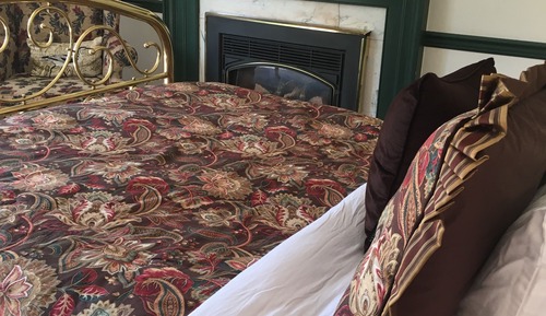 Room#7, Queen with Fireplace