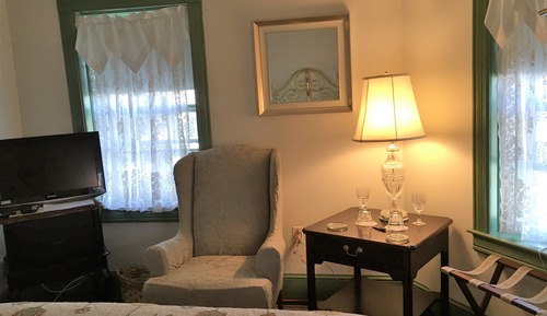 Room #3, Queen