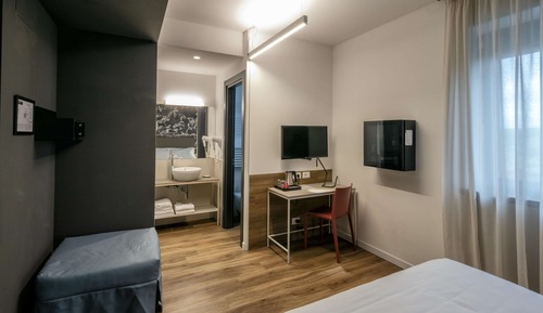 Superior Room, 1 King Bed, Non Smoking (with Single Sofabed)