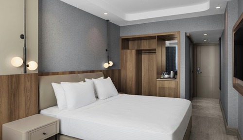 Standard Room, 1 King Bed, Non Smoking, Partial Sea View