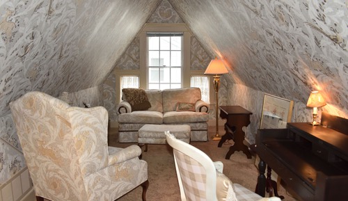 The Rose Honeymoon Suite