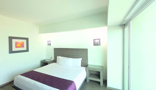 King room with Street View