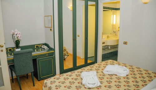 Classic Double with queen bed or 2 twin beds