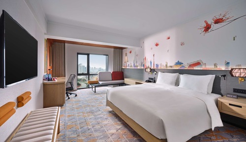 KING GUEST ROOM CITY VIEW