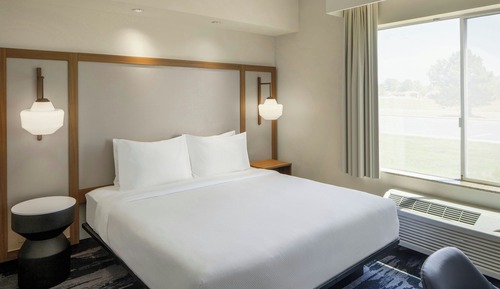 Room, 1 King Bed, Non Smoking (Mobility/Hearing Access, Roll-in Shwr)