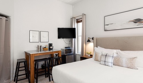 Deluxe Room (211)